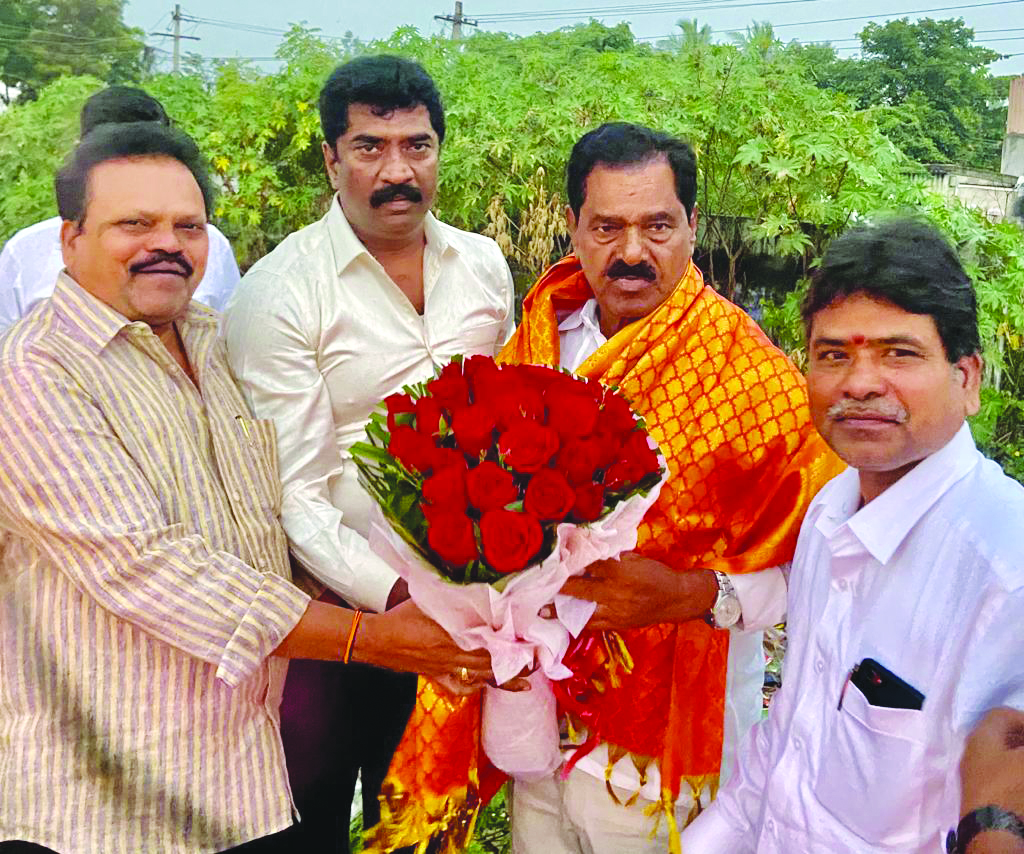 ఉపముఖ్యమంత్రి కే. నారాయణస్వామిని శనివారం జరగనున్న సదస్సుకు ఆహ్వానం పలికి ఘనంగా సత్కరించారు. 