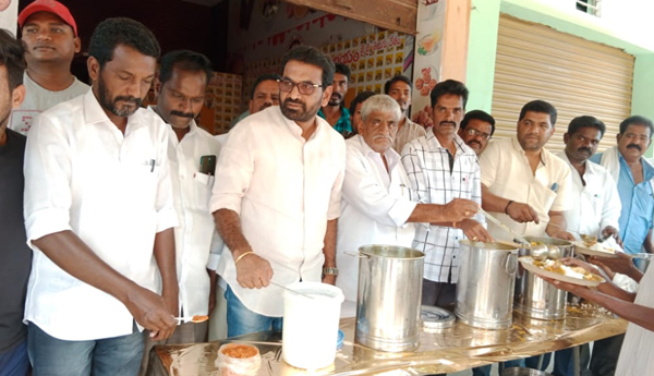 annadanam-in-veduru-kuppam