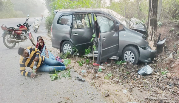 A-car-that-collided-with-a-tree-a-near-miss