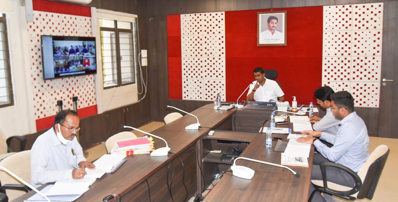 రాష్ట్ర ప్రభుత్వం గృహనిర్మాణాలకు అత్యంత ప్రాధాన్యత ఇస్తోందని నిర్దేశించుకున్న లక్ష్యాలను చేరేలా పనులను వేగవంతం చేసి పూర్తి చేయాలని జిల్లా కలెక్టర్‌ ఎం.హరి నారాయణన్‌ అన్నారు. సోమవారం సాయంత్రం ఎంపీడీవోలు, ఇంజనీరింగ్‌ అసిస్టెంట్లు గహనిర్మాణశాఖ అధికారులతో వీడియో కాన్ఫరెన్స్‌ నిర్వహించారు. 