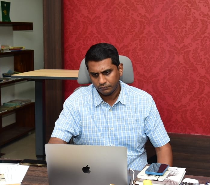 వీడియో కాన్పెరెన్స్‌లో మాట్లాడుతున్న జిల్లా కలెక్టర్‌ హరినారాయణన్‌