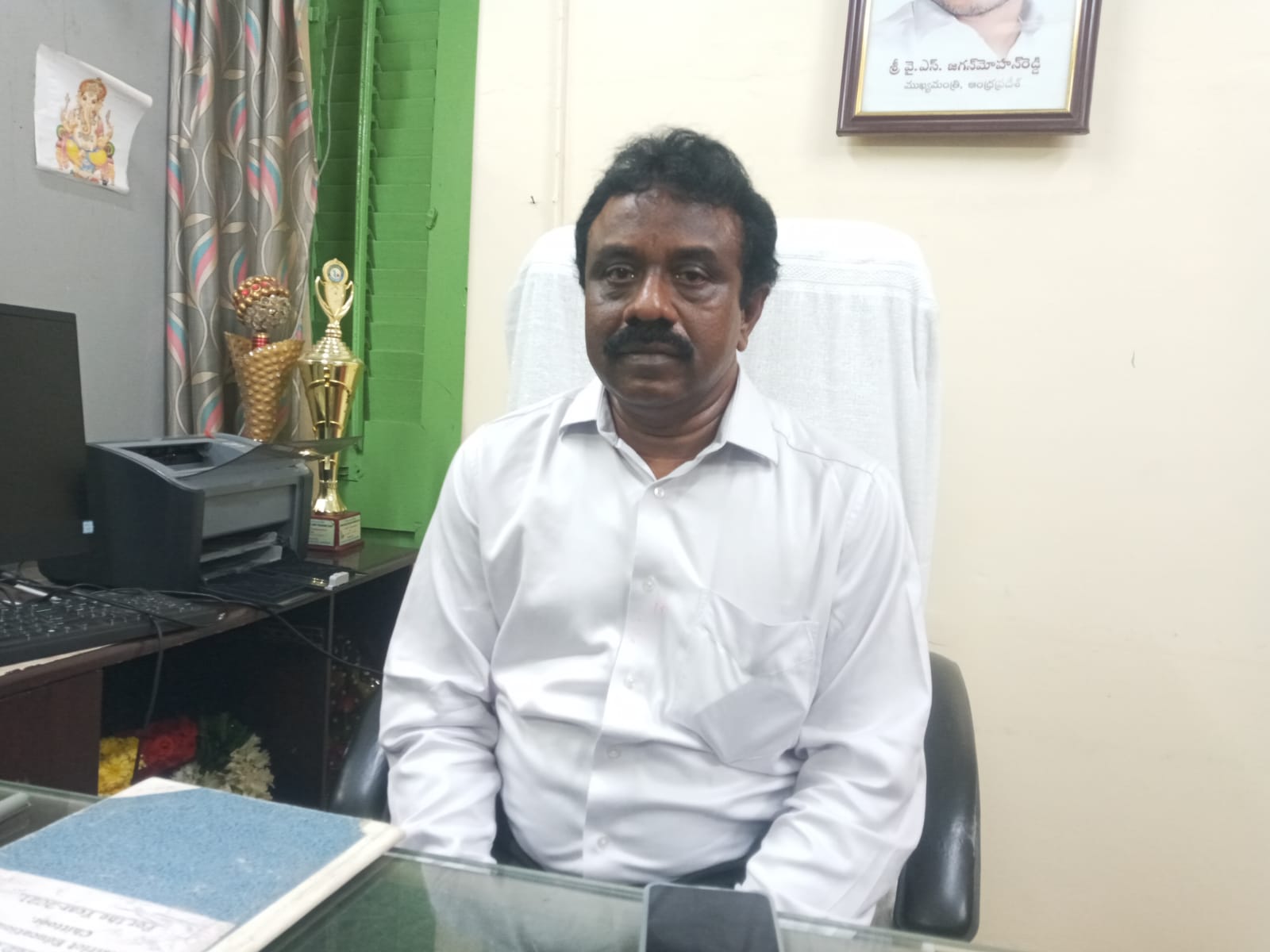 నాడు- నేడుతో ప్రభుత్వ పాఠశాలల రూపురేఖల్లో అనేక మార్పులొచ్చాయని ఇన్‌చార్జి జిల్లా విద్యాశాఖాధికారి విజయేంద్రరావు అన్నారు. ప్రజాశక్తితో ఆయన మాట్లాడుతూ ప్రభుత్వం విద్యారంగానికి ఇస్తున్న ప్రాధాన్యత మాటాల్లో చెప్పలేమన్నారు. ప్రభుత్వ బడుల్లో చదువుతున్న పేద, మధ్యతరగతి పిల్లల అభివృద్ధి కోసం ఆర్థిక చేయూతను అందించేలా గోరుముద్ద, అమ్మఒడి, జగనన్న కానుక వంటి పధకాలను అమలు చేస్తోందన్నారు. ప్రభుత్వ ప్రత్యేకశ్రద్దతో ప్రాధమిక, ఉన్నత పాఠశాలల్లో విద్యార్థుల చేరిక పెరిగిందని, నేటి పరిస్థితులకు అనుగుణంగా విద్యాబోధనలో అనేక మార్పుల