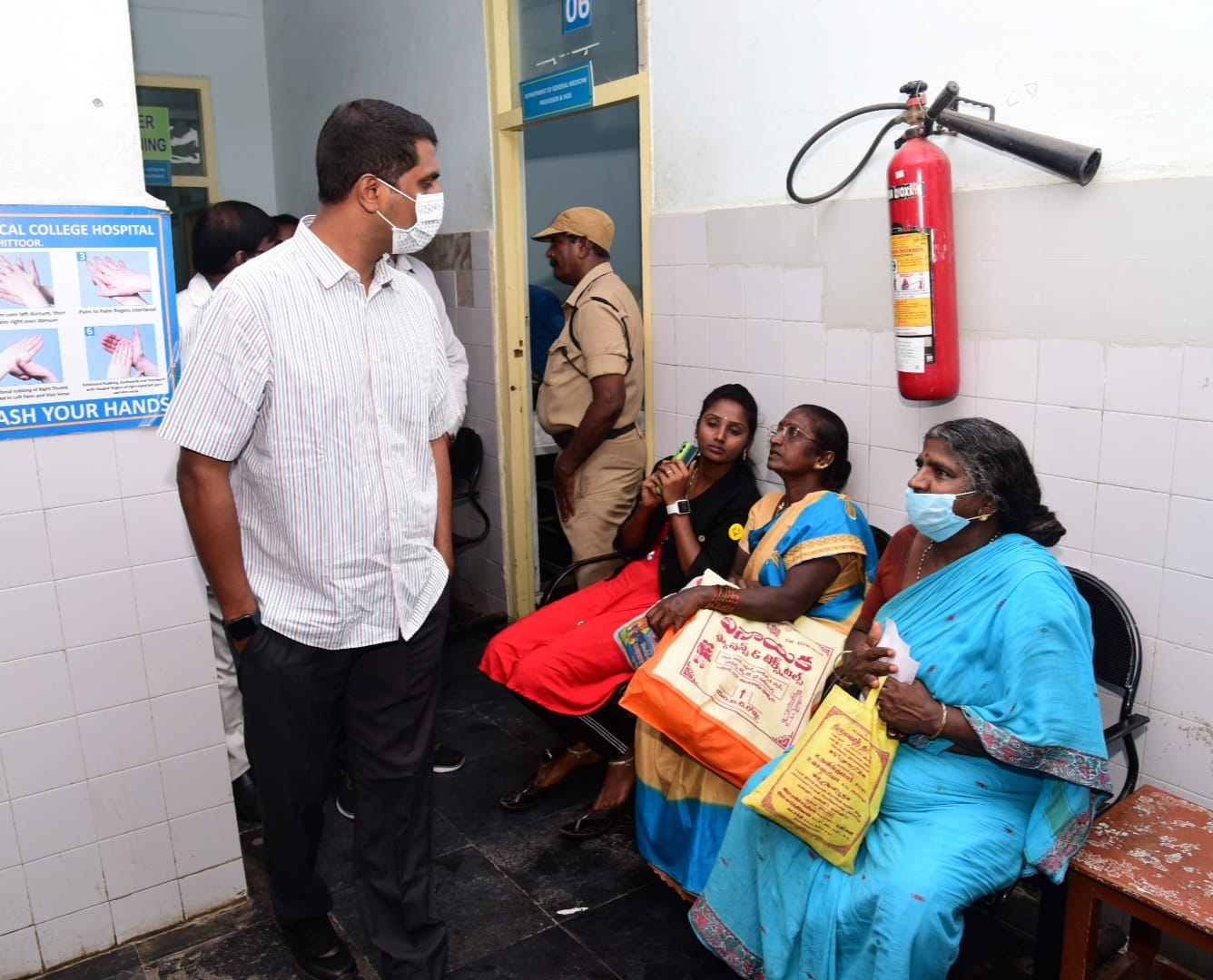 రోగులతో మాట్లాడుతున్న జిల్లా కలెక్టర్‌