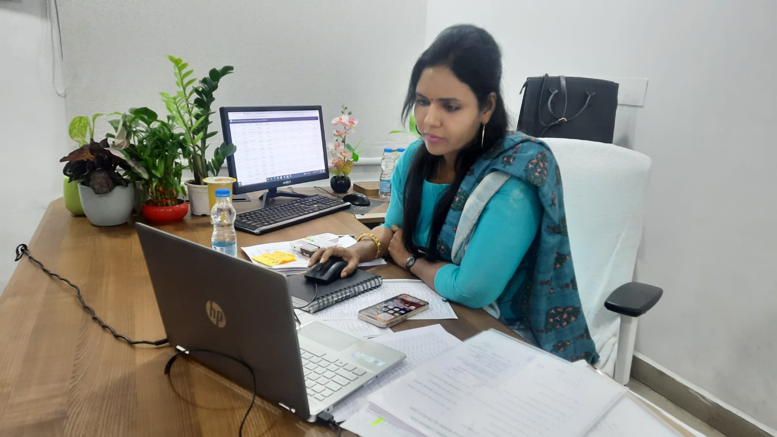 వీడియో కాన్పెరెన్స్‌లో మాట్లాడుతున్న కమిషనర్‌ అరుణ