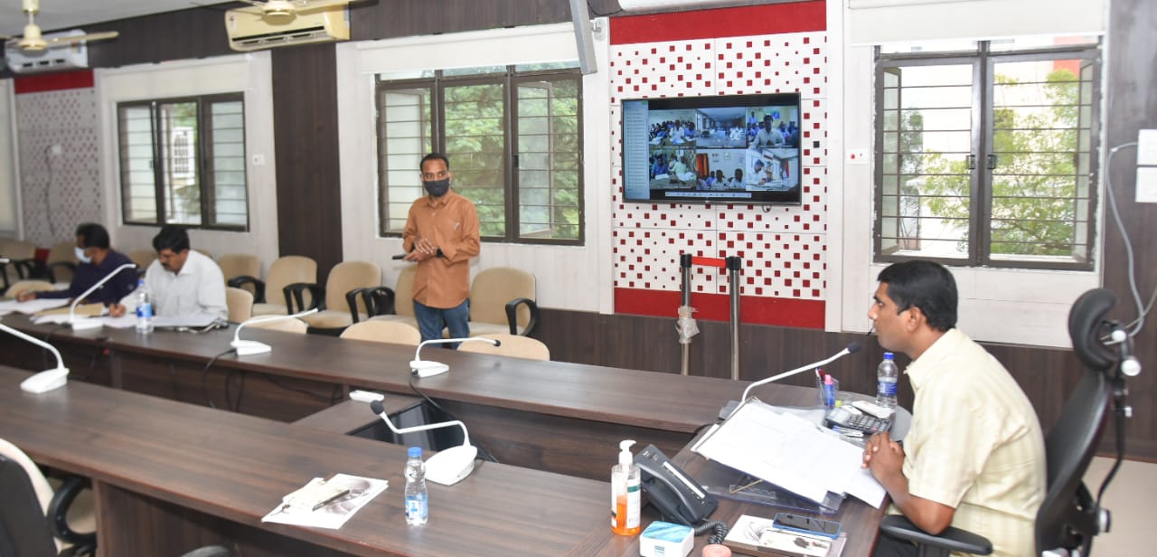 వీడియో కాన్పెరెన్స్‌లో మాట్లాడుతున్న కలెక్టర్‌ హరినారాయణ్‌