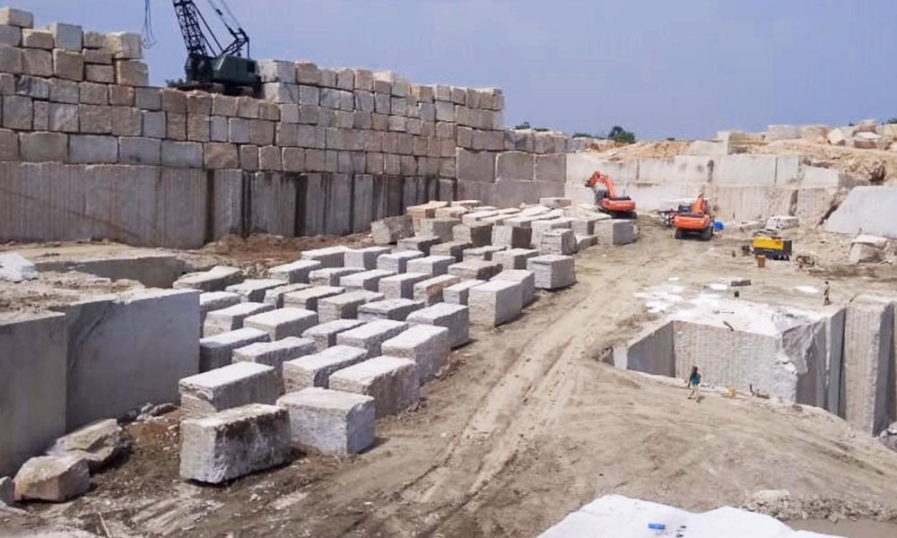 క్వారీల నుండీ బండరాళ్ళు తీసుకోవస్తున్న దృశ్యం