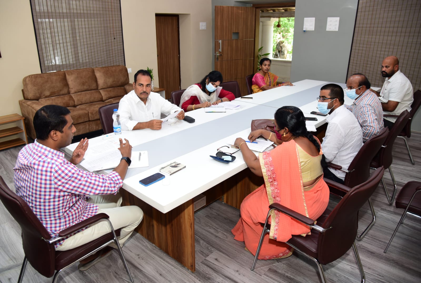 చిత్తూరు నగర అభివృద్ధిపై ఎంఎల్‌ఏ, నగర కమిషనర్‌ అధికారులతో చర్చిస్తున్న కలెక్టర్‌