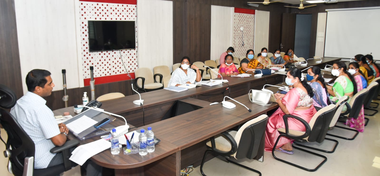 స్ర్రీశిశు సంక్షేమశాఖ అధికార్లతో సమీక్ష నిర్వహిస్తున్న జిల్లా కలెక్టర్‌