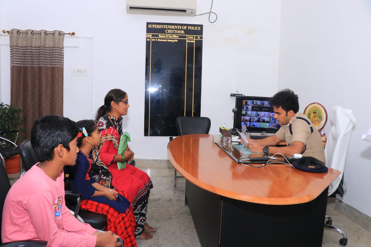 స్పందన కార్యక్రమంలో అర్జీదార్లతో మాట్లాడుతున్న ఎస్‌పి రిషాంత్‌రెడ్డి