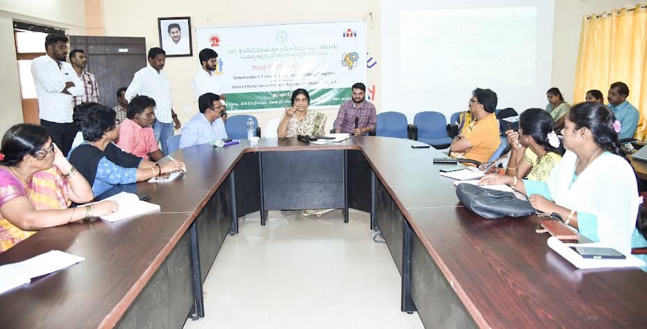 సమావేశంలో మాట్లాడుతున్న డిఆర్డిఏ పిడి తులసి