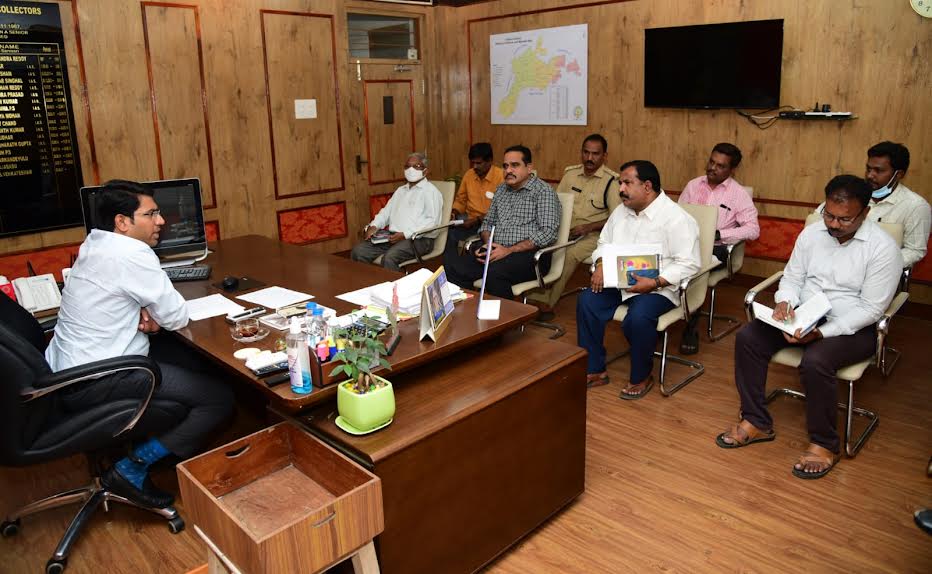  ప్రభుత్వ ప్రాధాన్యతాపనులకు సంబంధించి ఇసుకను నిరంతరాయంగా సరఫరా చేయాలని, రీచ్‌ల వద్ద నుంచి ఇసుక సరఫరా చేసేలా చూడాలని జాయింట్‌ కలెక్టర్‌ ఎస్‌.వెంకటేశ్వర్‌ అన్నారు. జెసి మంగళవారం నాడు జిల్లాలో ఇసుక లభ్యత సరఫరా గురించి అధికారులతో రివ్యూ నిర్వహించారు. 