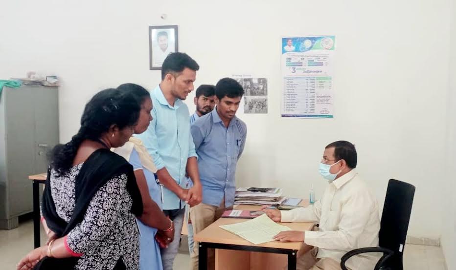 మంగళవారం జిల్లా పరిషత్‌ సీఈవో ప్రభాకర్‌రెడ్డి 15వ డివిజన్‌ వార్డు సచివాలయంలో అభివద్ది పథకాలు, స్కీములు, లబ్ధిదారుల జాబితా తెలిపే డిస్ల్పేబోర్డులను, పలు రిజిస్టర్లు, రికార్డులను తనిఖీ చేశారు. ప్రభుత్వ నిబంధనల మేరకు ప్రతి సచివాలయ సిబ్బంది యూనిఫారం తప్పక ధరించి, విధులకు నిర్ణీత వేళలందు తప్పక హాజరుకావాలని ఆదేశించారు.