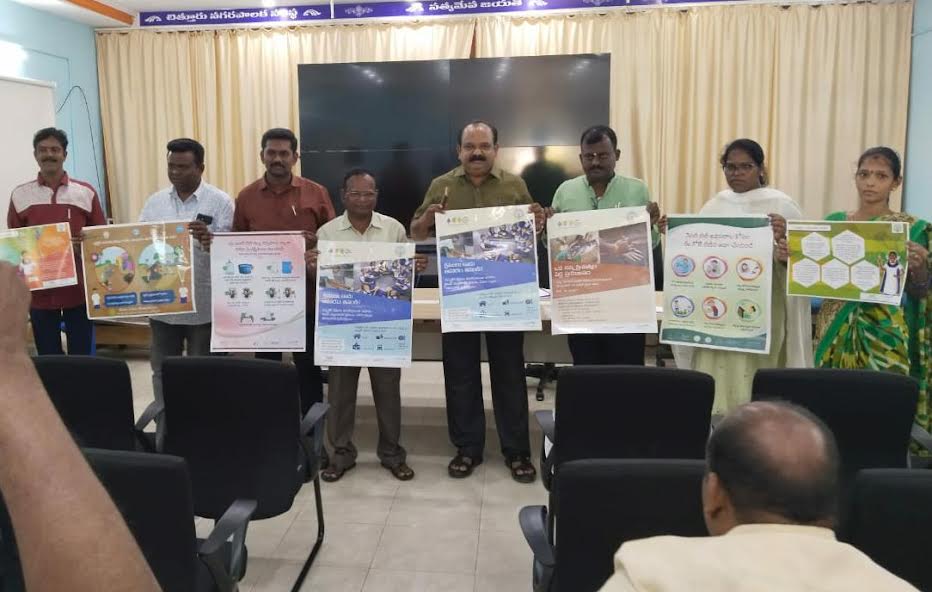  ప్రతిఒక్కరూ వ్యక్తిగత శుభ్రతతో పాటు పరిసరాల పరిశుభ్రతను ప్రాధాన్యతగా గుర్తించాలని మునిసిపల్‌ అసిస్టెంట్‌ కమిషనర్‌ గోవర్ధన్‌ తెలిపారు. సోమవారం మున్సిపల్‌ కార్యాలయంలో యూనిసెఫ్‌ గ్రేడ్స్‌ స్వచ్ఛంద సంస్థ రూపొందించిన గోడపత్రికను ఆవిష్కరించారు. మెప్మా గోపి, శానిటరీ ఇన్స్పెక్టర్లు చిన్నయ్య, లోకనాథం, మహేశ్వర్‌, యూనిసెఫ్‌ మేనేజర్‌ సుకన్య పాల్గొన్నారు.