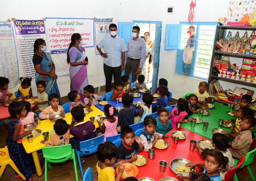 అంగన్వాడీ కేంద్రాన్ని పరిశీలిస్తున్న జిల్లా కలెక్టర్‌