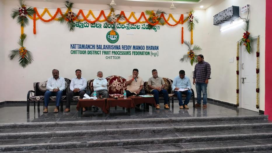  గ్రానైట్‌ ఫ్యాక్టరీల నుంచి వెలువడే వ్యర్థాలను రోడ్లకు ఇరువైపులా వేయకూడదని, దీనివల్ల ప్రమాదాల తీవ్రత ఎక్కువగా ఉంటుందని, ఫ్యాక్టరీల యజమానులు దీనికి సంబంధించి తగు నిర్ణయం తీసుకోవాలని మైనింగ్‌శాఖ డిప్యూటీ డైరెక్టర్‌ ప్రసాద్‌ అన్నారు. కట్టమంచి బాలకష్ణారెడ్డి మ్యాంగో భవన్‌లో మంగళవారం ఉదయం మైనింగ్‌, పొల్యూషన్‌ అధికారులు గ్రానైట్‌ఫ్యాక్టరీల యజమానులతో సమావేశం నిర్వహించారు. 