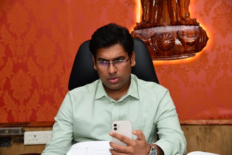 అధికారులతో సమీక్షిస్తున్న జెసి వెంకటేశ్వర్లు