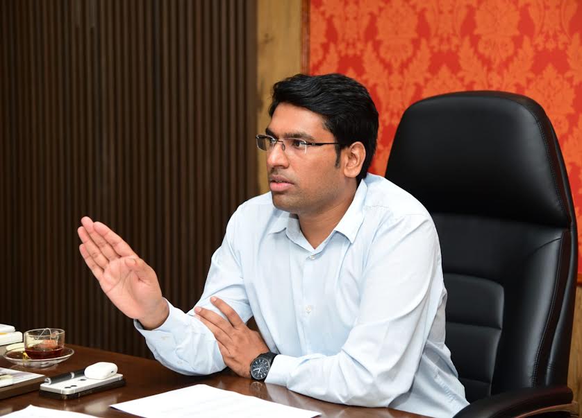 గ్రామాల్లో నిర్వహిస్తున్న స్వామి మిత్రా సర్వే వేగవంతంగా నిర్వహించడం జరుగుతోందని జాయింట్‌ కలెక్టర్‌ వెంకటేశ్వర్‌ తెలిపారు. మంగళవారం సాయంత్రం కమిషనర్‌ కోనశశిధర్‌ వీడియో కాన్ఫరెన్స్‌ను నిర్వహించారు. 