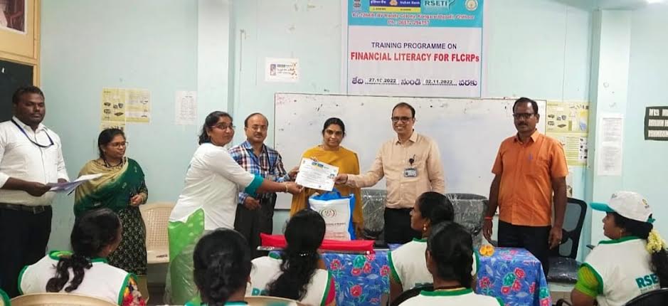 సంఘాల సభ్యులకు సర్టిఫికెట్లు ప్రధానం చేస్తున్న డీఆర్డీఏ పీడీ తులసి