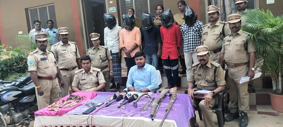 చిరుతపులిని వేటాడి చంపిన ఐదుగురు వేటగాళ్లను జిల్లా అటవీ శాఖాధికారులు అదుపులోకి తీసుకున్నారు. వీరిని అరెస్ట్‌ చేసి కోర్టుకు తరలిస్తున్నట్లు చిత్తూరు జిల్లా డిఎఫ్‌ఓ చైతన్యకుమార్‌రెడ్డి తెలిపారు. మంగళవారం చిత్తూరు జిల్లా అటవీశాఖ పశ్చిమ విభాగం ఫారెస్ట్‌ రేంజ్‌ కార్యాలయంలో ఏర్పాటు చేసిన విలేకరుల సమావేశంలో డిఎఫ్‌ఓ నిందితులను చూపి వివరాలను వెల్లడించారు.