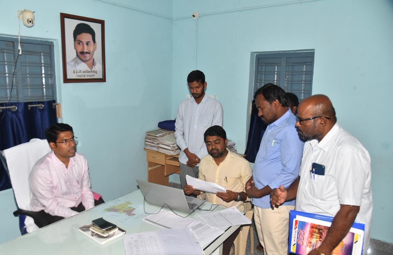 రీసర్వే రికార్డులను పరిశీలిస్తున్న జాయింట్‌ వెంకటేశ్వర్లు