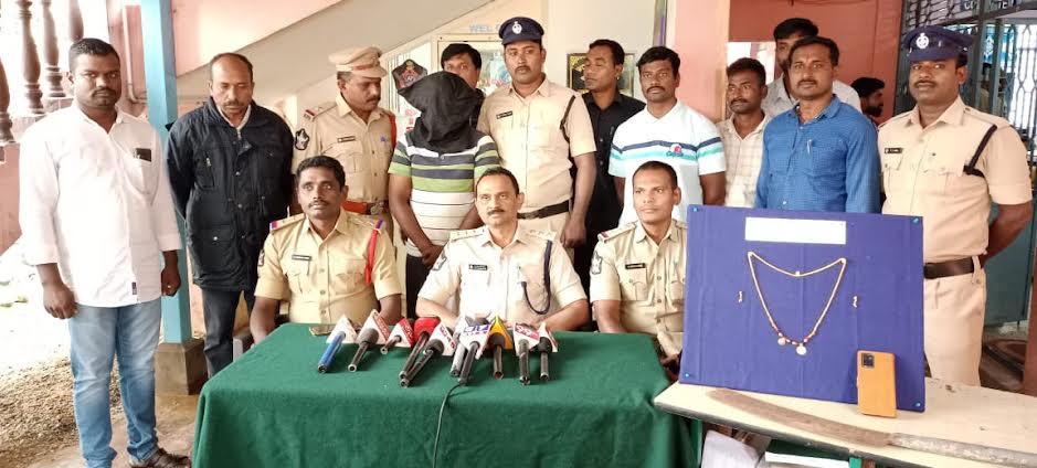 నిందితులను విలేకర్ల సమావేశంలో చూపుతున్న డిఎస్పీ గంగయ్య