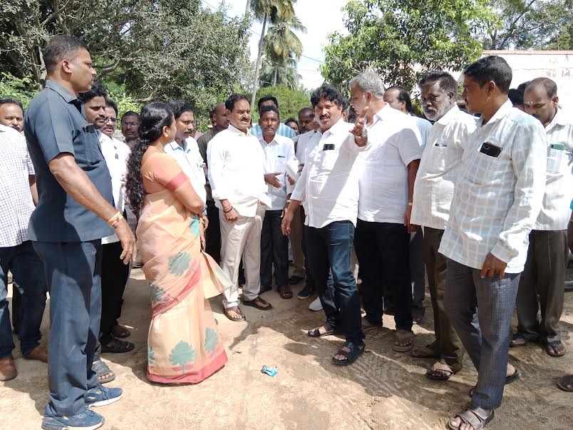 సిహెచ్‌సి భవన నిర్మాణాన్ని పరిశీలిస్తున్న ఉప ముఖ్యమంత్రి నారాయణస్వామి