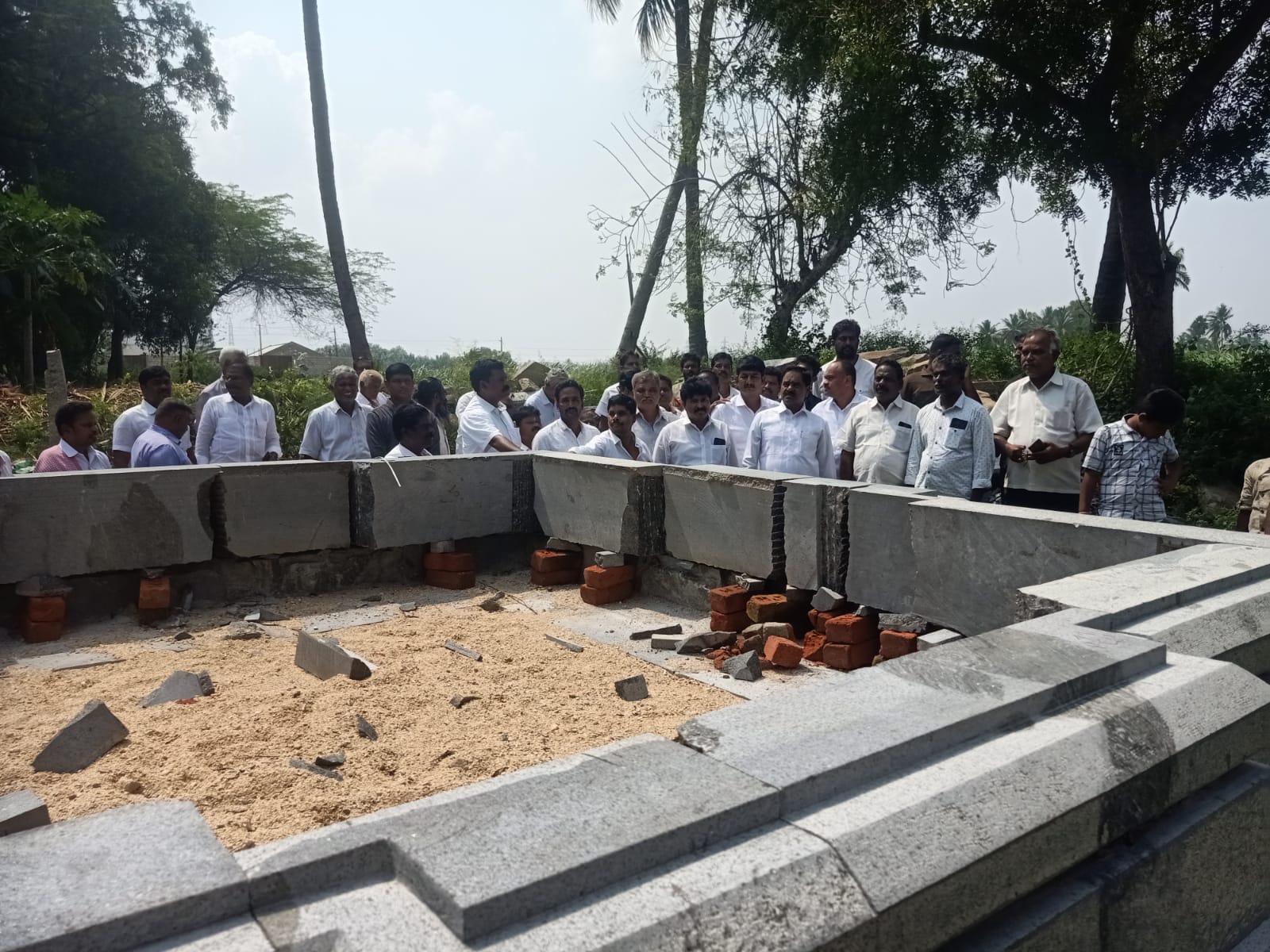 టీడీపీ జాతీయ అధ్యక్షఁడు చంద్రబాబునాయుడు చరిత్ర ముగిసిన అధ్యాయమఁ డిప్యూటీ సీఎం నారాయణస్వామి అన్నారు. ఆదివారం మండల పరిధి తితిదేలో విలీనం చేసిన ఆకత్తూరులో వెలసిన శ్రీవరద వెంకటేశ్వరస్వామి ఆలయ ఁర్మాణాఁ్న సందర్శించారు. 