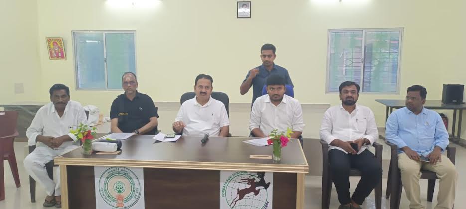 విలేకరుల సమావేశంలో అటవీ శాఖ ప్రిన్సిపల్‌ సెక్రెటరీ మధుసూదన్‌ రెడ్డి