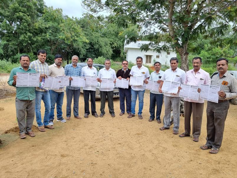 కరపత్రాలు విడుదల చేస్తున్న యుటిఎఫ్‌ నాయకులు