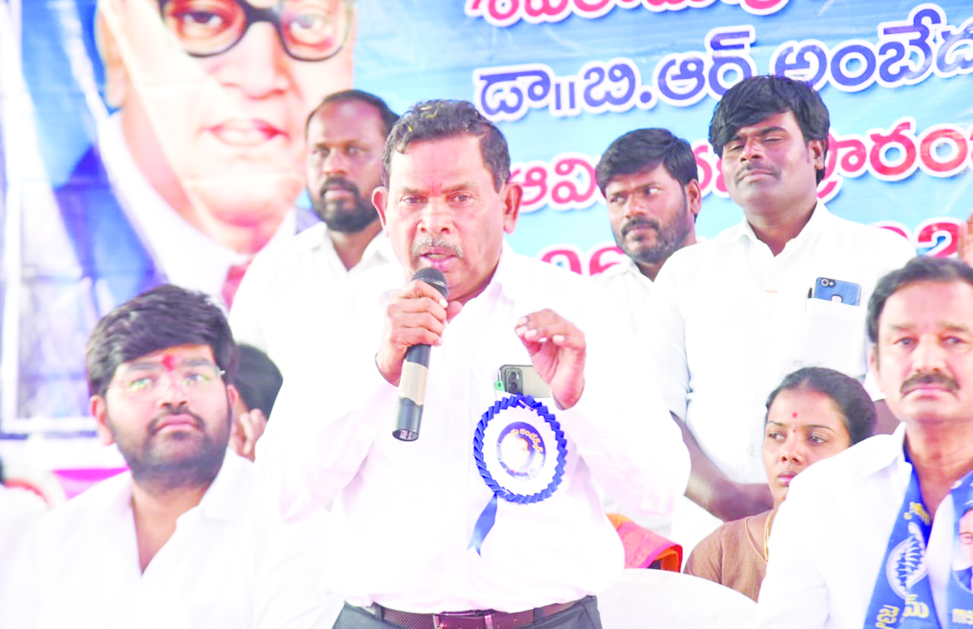  భారత రాజ్యాంగ నిర్మాత డాక్టర్‌ బి.ఆర్‌.అంబేడ్కర్‌ కొందరివారు కాదని.. అందరివారని రాష్ట్ర ఎస్సీ కమిషన్‌ ఛైర్మన్‌ విక్టర్‌ ప్రసాద్‌ అన్నారు. చిత్తూరు జిల్లా పర్యటనలో భాగంగా ఎమ్మెల్సీ భరత్‌తో కలసి ఆదివారం ఉదయం శాంతిపురం మండలం గట్టూరు గ్రామంలో నూతనంగా ఏర్పాటు చేసిన డాక్టర్‌ బీఆర్‌ అంబేడ్కర్‌ విగ్రహ ఆవిష్కరణ కార్యక్రమానికి ముఖ్యఅతిథిగా హాజరయ్యారు. 