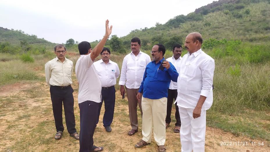 వెటర్నరీ కళాశాల నిర్మాణం కోసం స్థలపరిశీలన చేస్తున్న అధికారులు