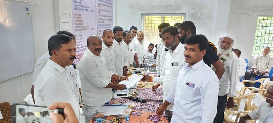 ఎంపీ రెడ్డప్పకు తీర్మాన పత్రాలను అందజేస్తోన్న ఎంపీపీ యువరాజ్‌ , సర్పంచ్లు