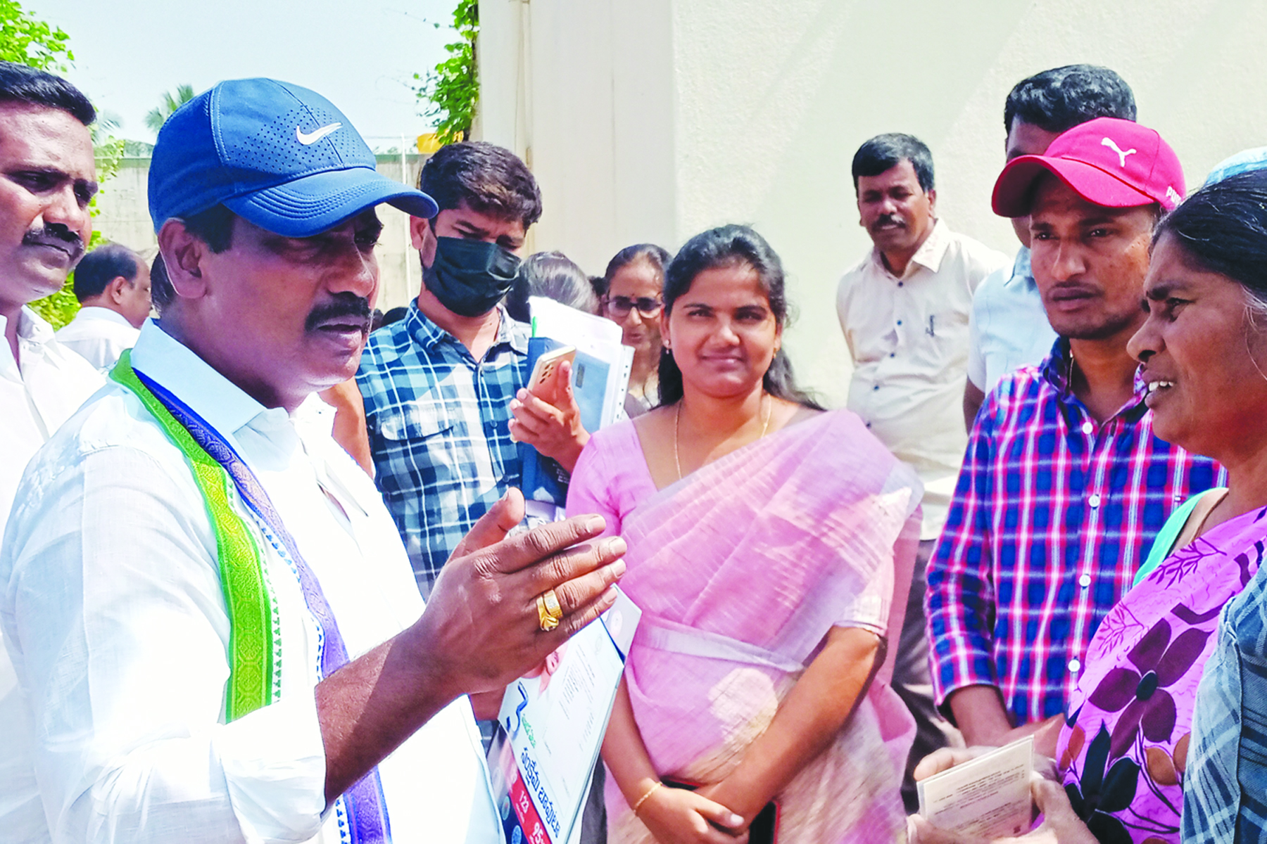 సంక్షేమ పథకాలు ప్రజల వద్దకు తీసుకెళ్లండి