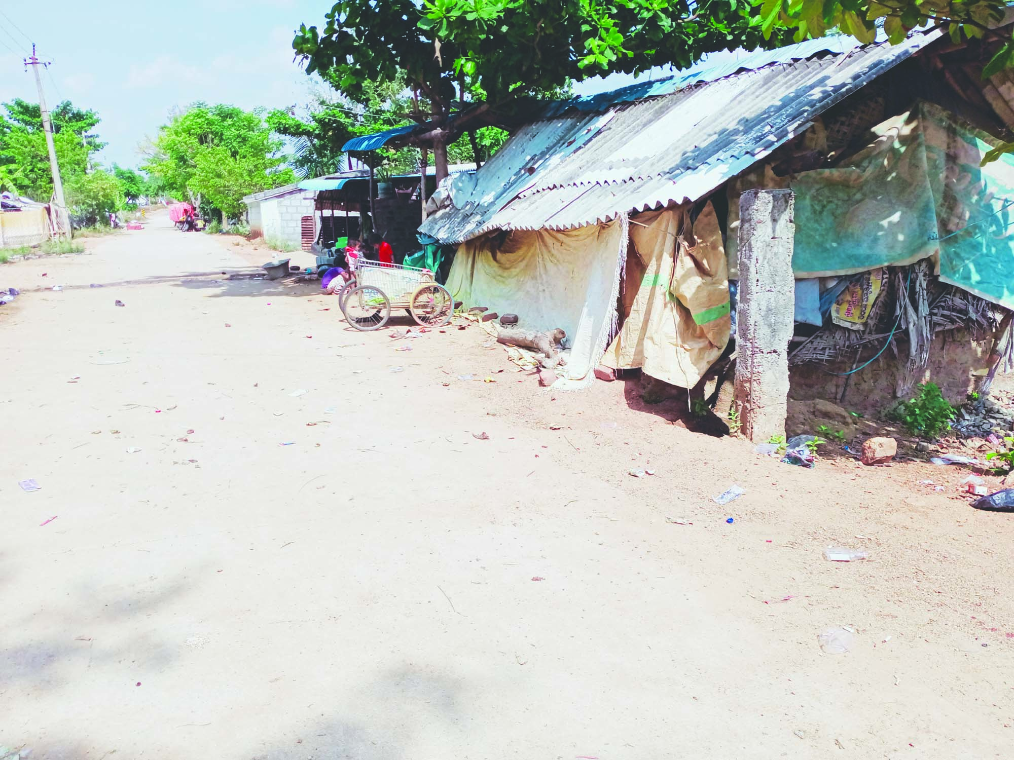 కూడు..గూడూ.. అన్నీ కరువే..! ˜ 'వెలుగు' నిండని 'షికారీ' బతుకులు ˜ పూసలమ్మితేనే పూట గడిచేది.. ˜ కినాటంపల్లిలో నత్తనడకన 'అభివృద్ధి'