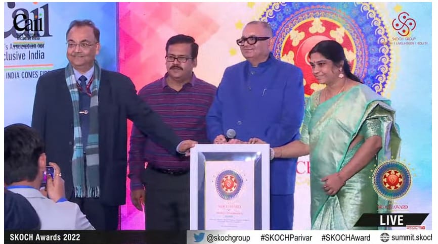 డీఆర్డీఏకి స్కాచ్‌ అవార్డులు ప్రదానం న్యూఢిల్లీలో స్కాచ్‌ అవార్డు అందుకుంటున్న డిఆర్‌డిఎ పిడి తులసి