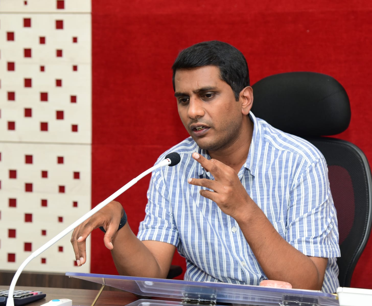 జిల్లాలో ఎల్లో అలర్ట్‌ మరో 48 గంటలు అప్రమత్తం పారిశుధ్య నిర్వహణపై దృష్టి సారించండి టెలికాన్ఫరెన్స్‌లో కలెక్టర్‌