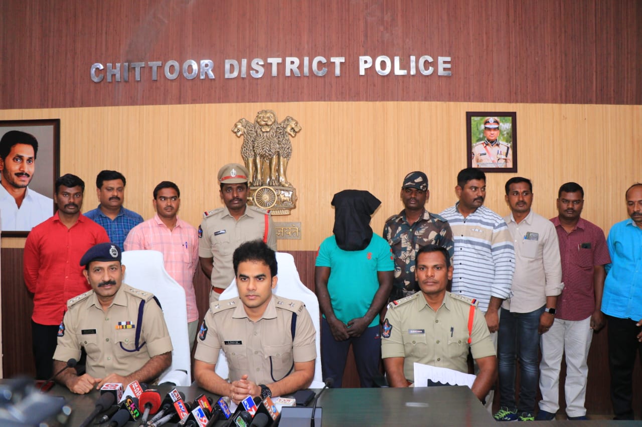 అంతరాష్ట్ర దొంగ అరెస్టు  - రూ.11.5 లక్షల విలువ చేసే - బంగారు, వెండి ఆభరణాలు స్వాధీనం