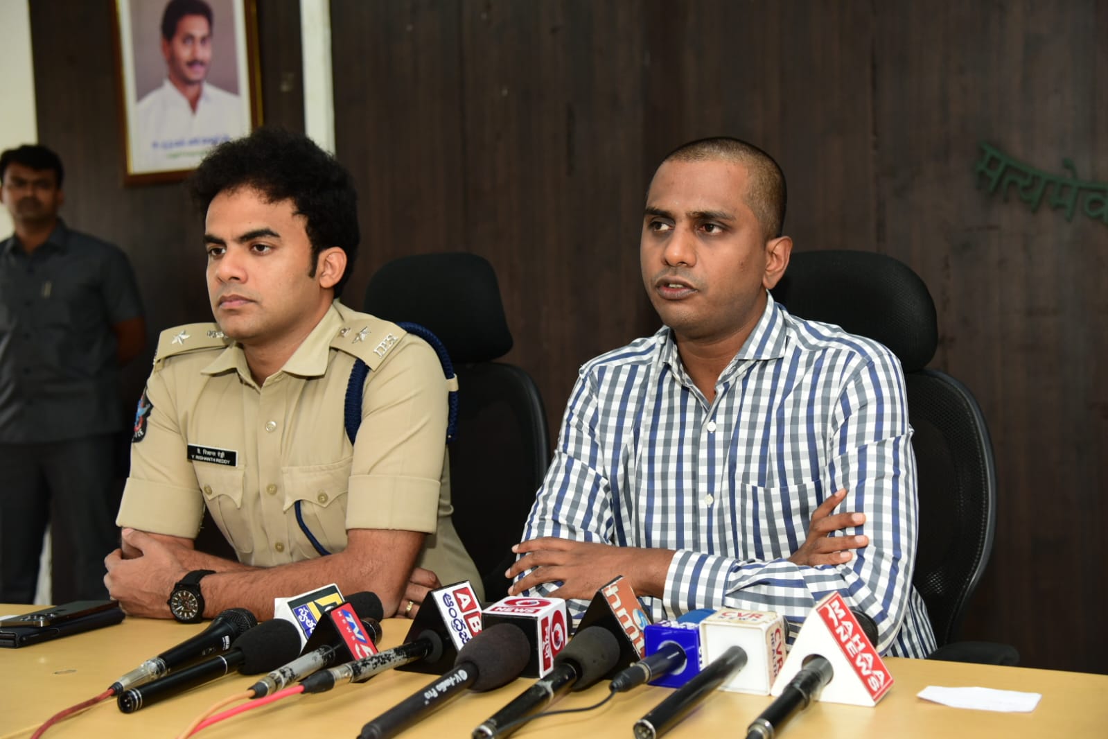 ముంచుకొస్తున్న 'మాండూస్‌' శ్రీ జిల్లా యంత్రాంగం అలర్ట్‌ శ్రీ కంట్రోల్‌ రూమ్‌, హెల్ప్‌లైన్‌ నెంబర్‌ 9491077356 ఏర్పాటు శ్రీ సహాయక చర్యలకు ఎన్‌డిఆర్‌ఎఫ్‌ బృందాలు శ్రీ జిల్లా ప్రజలు అప్రమత్తంగా ఉండాలి : కలెక్టర్‌, ఎస్‌పి వెల్లడి