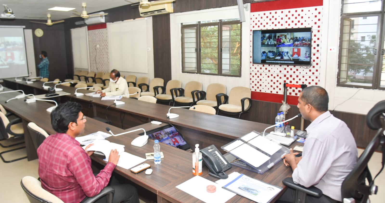 లేఅవుట్లలో పనులు వేగవంతం చేయండి