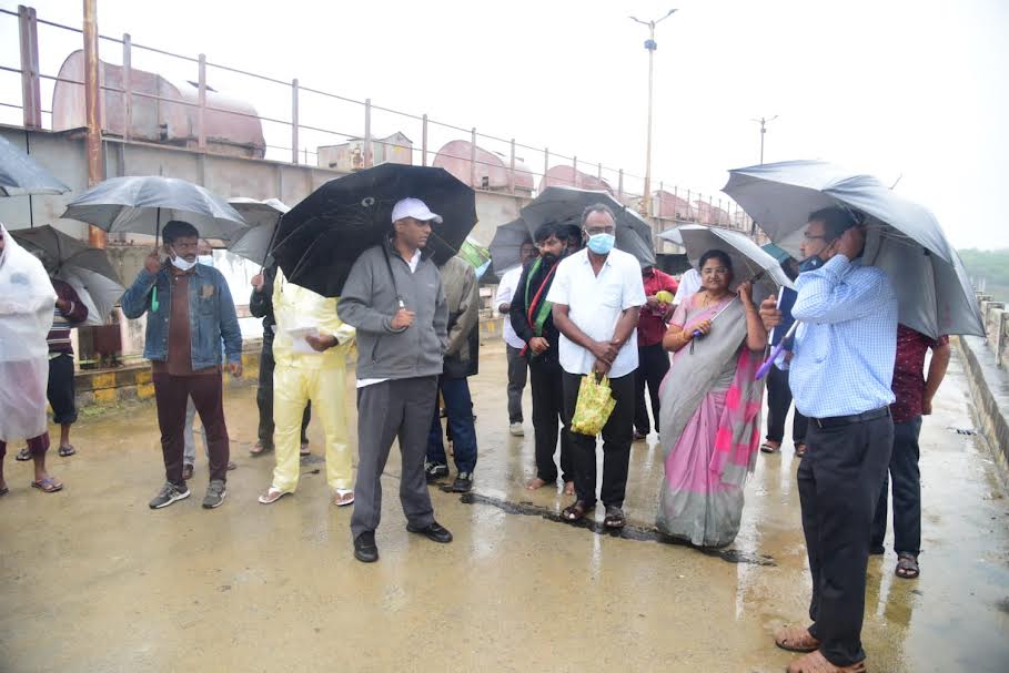 మాండూస్‌ వణుకు జిల్లా వ్యాప్తంగా వర్షాలు  స్తంభించిన జనజీవనం  నిలిచిపోయిన రాకపోకలు  అల్లాడిన జనం