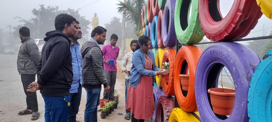 ఆకట్టుకుంటున్న.. రంగుల చక్రాలు.. పాతటైర్లతో కళాఖండం మొక్కలు నాటిన కమిషనర్‌