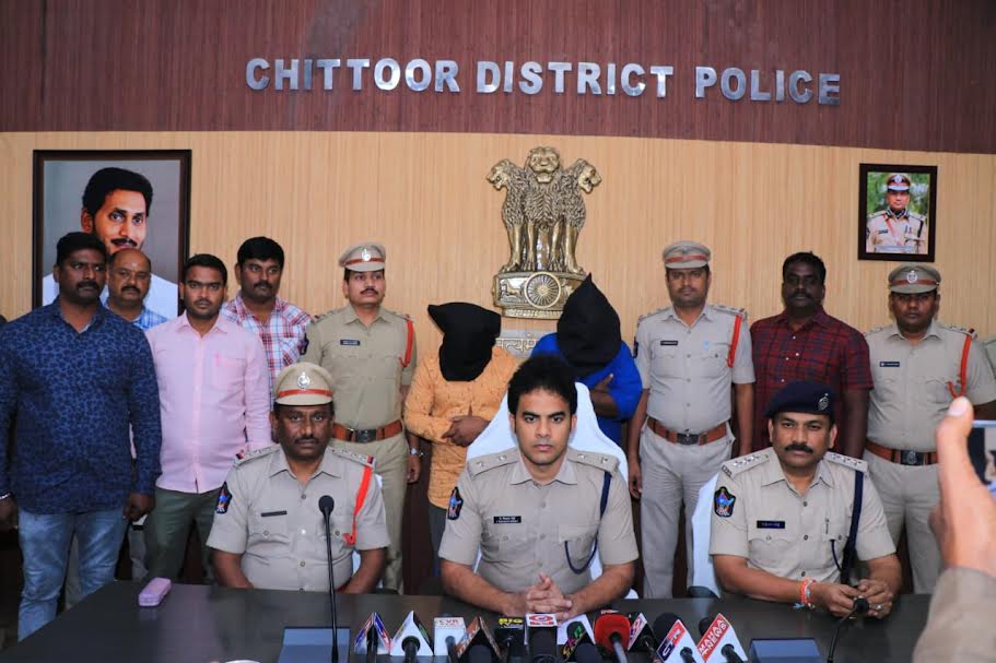 అంతర్రాష్ట్ర దొంగల ముఠా అరెస్టు రూ.55 లక్షల విలువైన బంగారం, వెండి స్వాధీనం