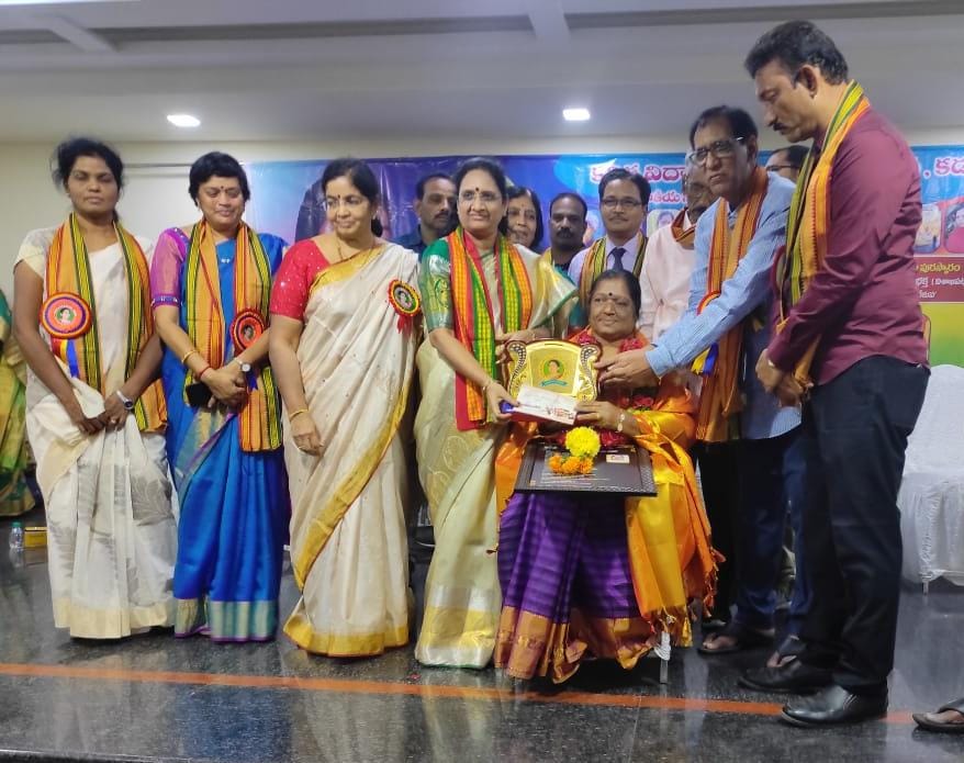  రచయిత్రి అరుణకు కందుకూరి నవలా పురస్కారం