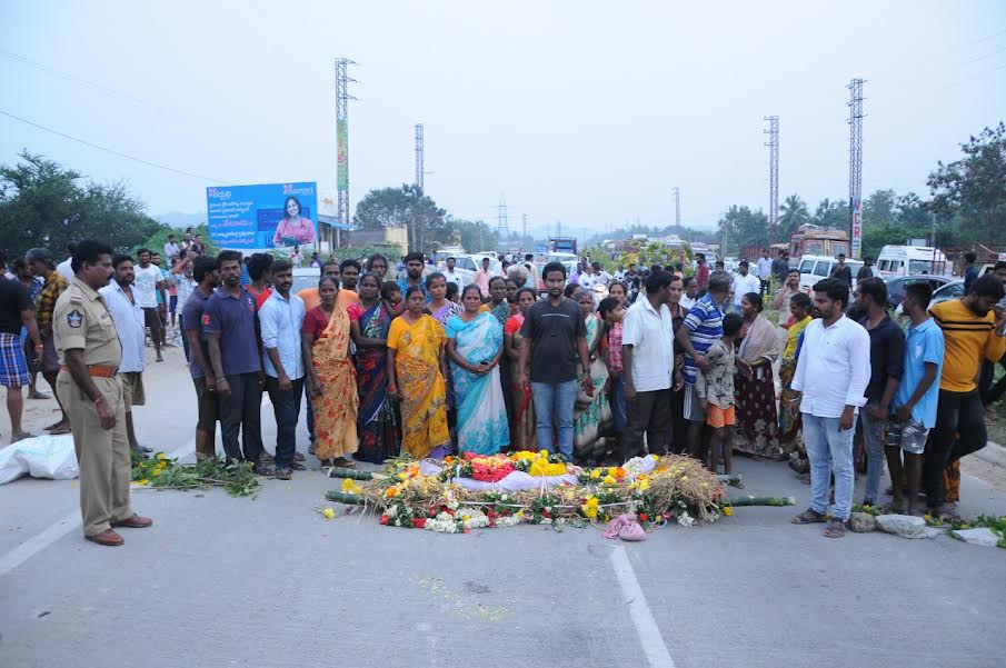 శవాన్ని పూడ్చేదెలా..! శ్రీ దళిత శ్మశాన వాటికలో గ్రానైట్‌ వ్యర్థాలు శ్రీ జాతీయ రహదారిపై ధర్నా