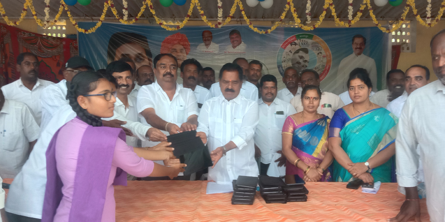 మెరుగైన విద్యను అందించడానికే ట్యాబుల పంపిణీ డిప్యూటీ సీఎం కళత్తూరు నారాయణస్వామి