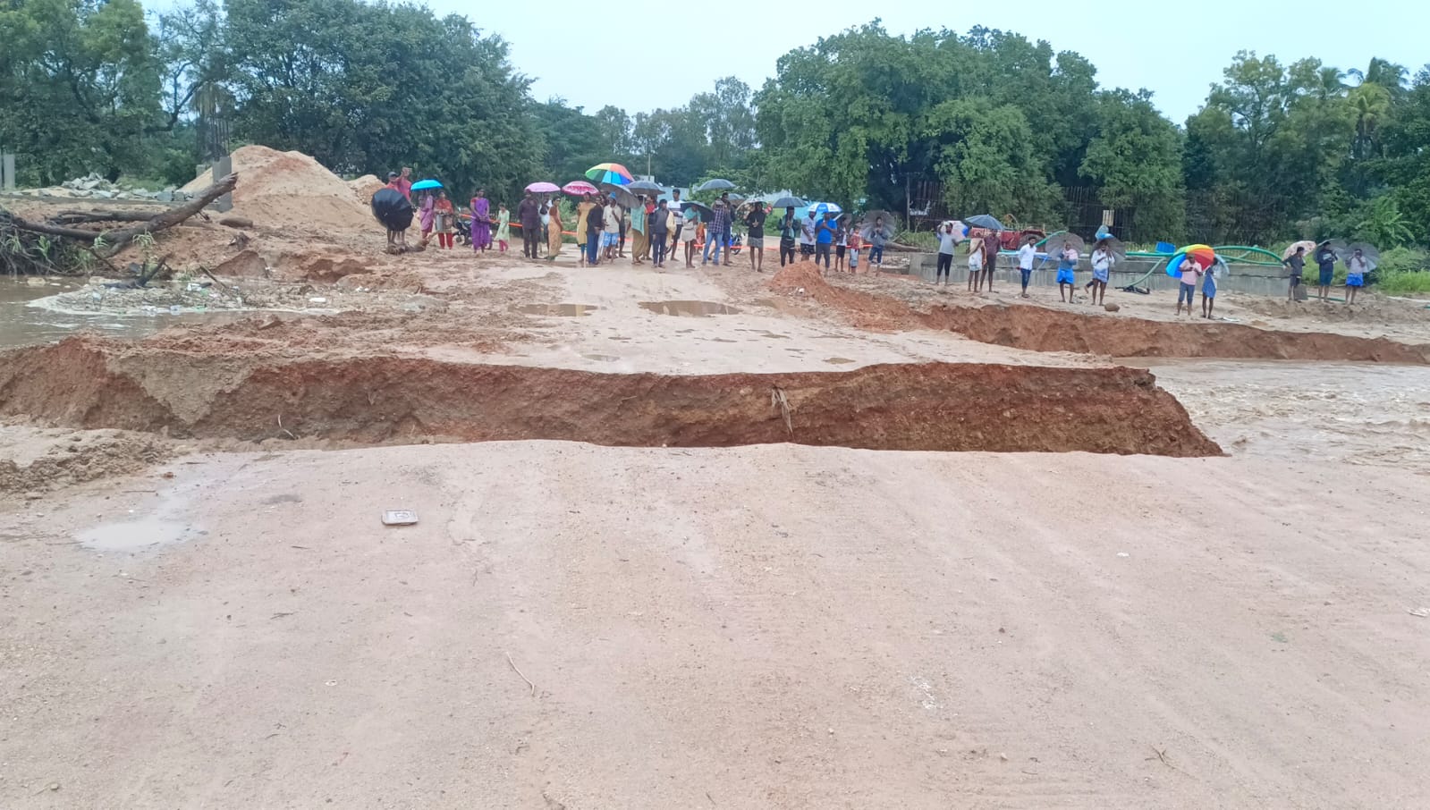 వాగులు, వంకల వద్ద గట్టి పర్యవేక్షణ : కలెక్టర్‌