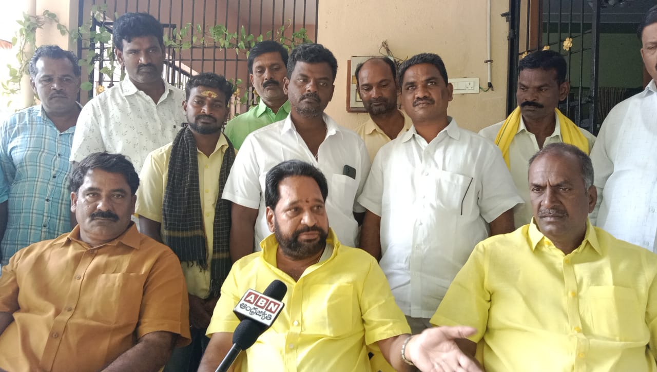 కాంట్రాక్ట్‌ ఉద్యోగులను తొలగించడం దారుణం