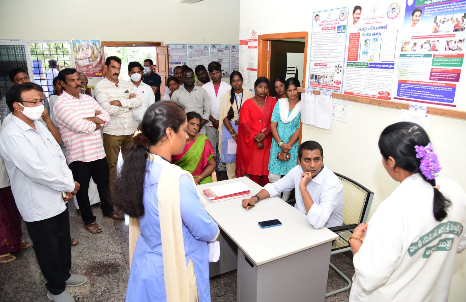 కలిజవేడు సచివాలయంలో అధికారులతో మాట్లాడుతున్న కలెక్టర్‌