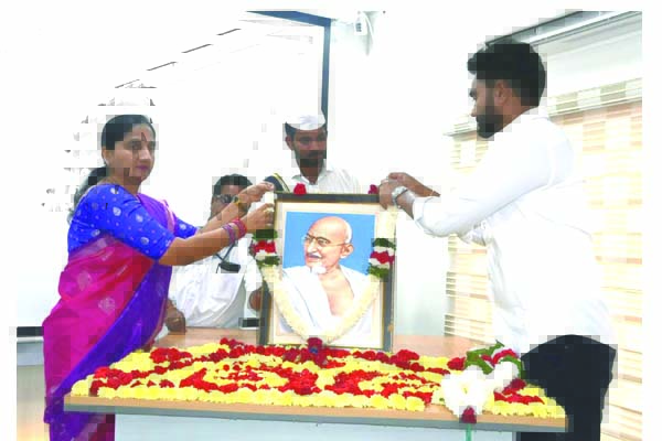 మహాత్మా గాంధీకి పలువురి ఘన నివాళి