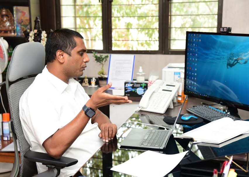 వైద్య ఆరోగ్యశాఖ అధికారులతో సమీక్షిస్తున్న కలెక్టర్‌